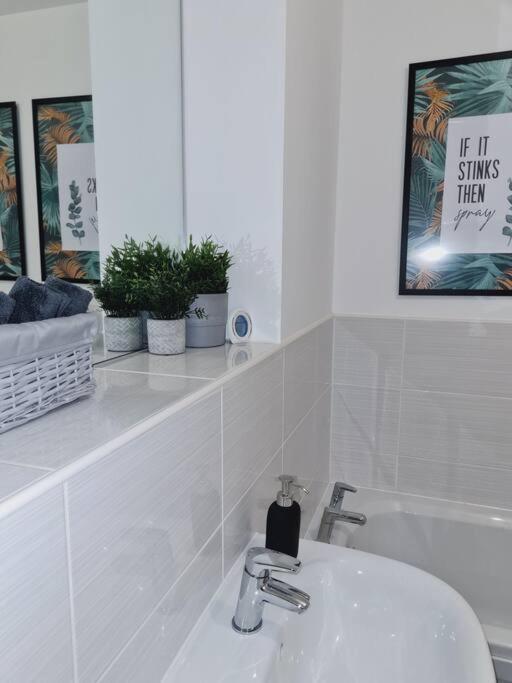 Stylish 2 Bedroom Apartment / Free Gated Parking Glasgow Luaran gambar