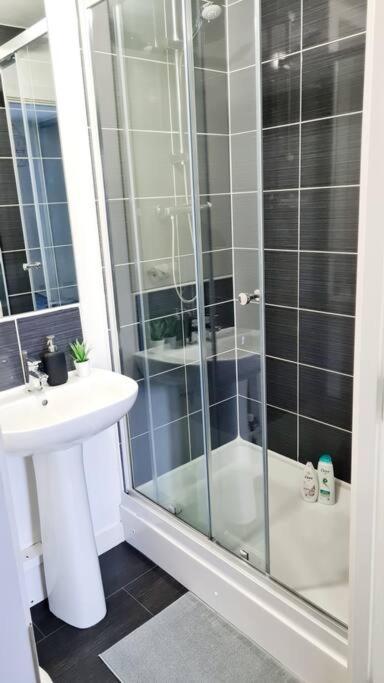 Stylish 2 Bedroom Apartment / Free Gated Parking Glasgow Luaran gambar