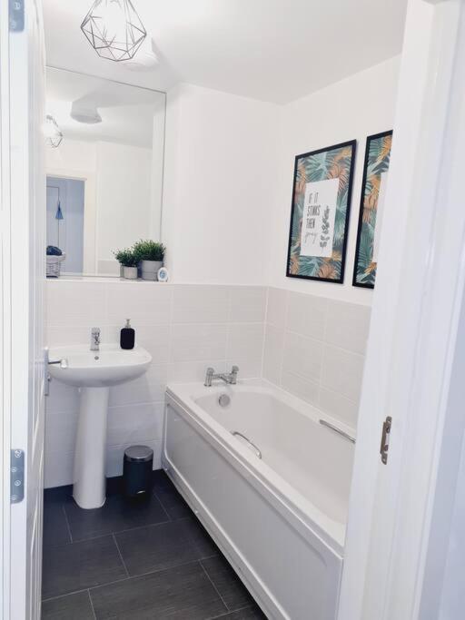 Stylish 2 Bedroom Apartment / Free Gated Parking Glasgow Luaran gambar